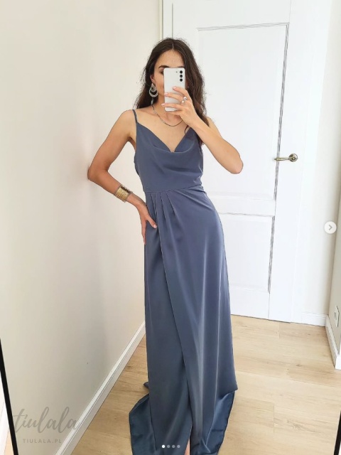 Niebieska satynowa sukienka maxi z rozcięciem Niebieska satynowa sukienka maxi z rozcięciem