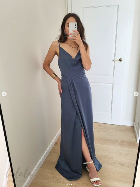 Niebieska satynowa sukienka maxi z rozcięciem Niebieska satynowa sukienka maxi z rozcięciem