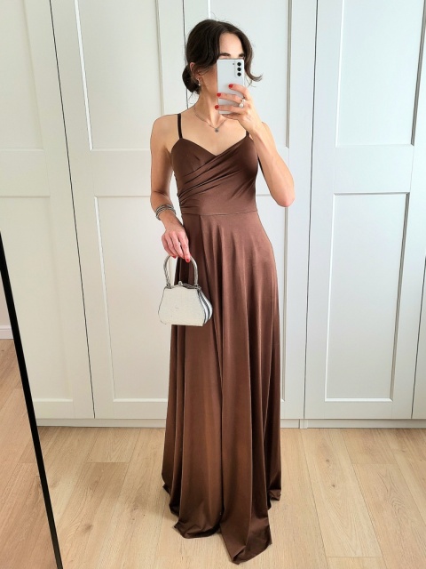 Brązowa długa sukienka z rozcięciem Giulia