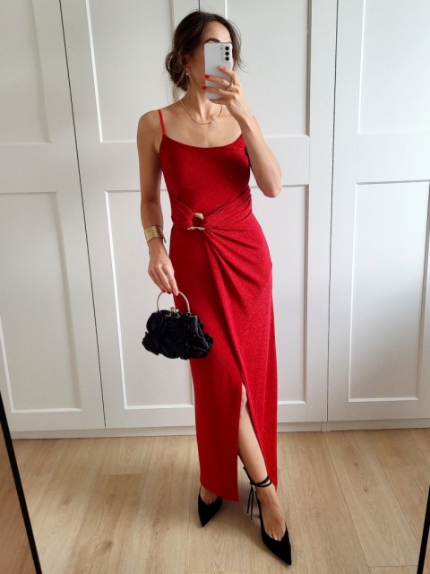 Loren czerwona brokatowa sukienka z delikatnym rozcięciem Loren czerwona brokatowa sukienka z delikatnym rozcięciem