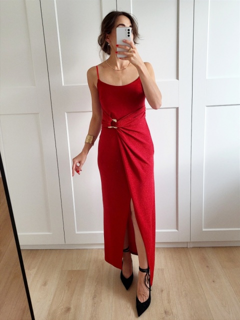 Loren czerwona brokatowa sukienka z delikatnym rozcięciem Loren czerwona brokatowa sukienka z delikatnym rozcięciem