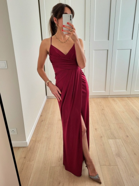 Bordowa długa sukienka z delikatnym rozcięciem