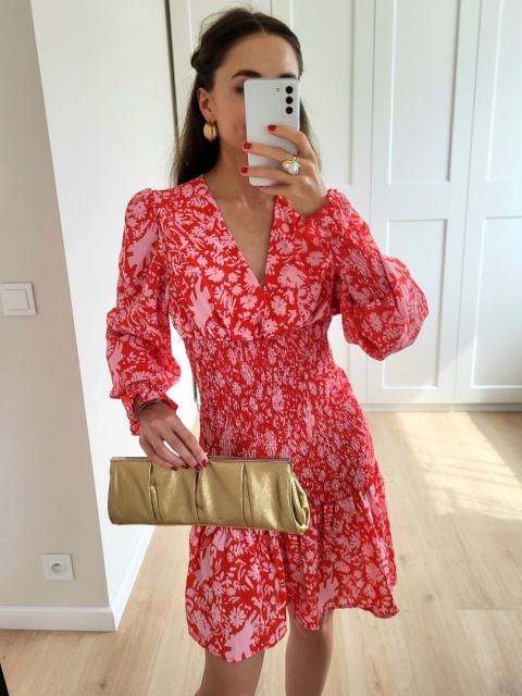 Czerwona sukienka w różowe kwiaty z marszczeniem