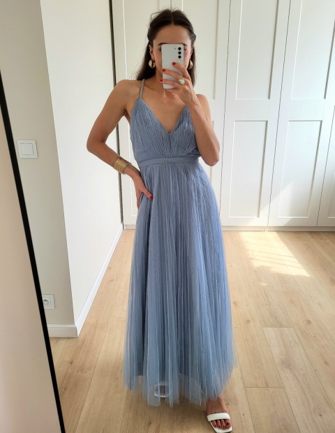 Niebieska tiulowa sukienka maxi ze zdobionymi ramiączkami