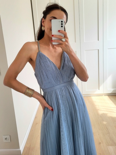 Niebieska tiulowa sukienka maxi ze zdobionymi ramiączkami