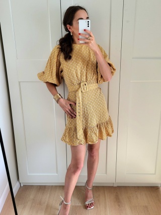 Musztardowa sukienka z haftowanym wzorem w stylu boho