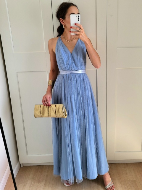 Błękitna tiulowa sukienka maxi z odkrytymi plecami