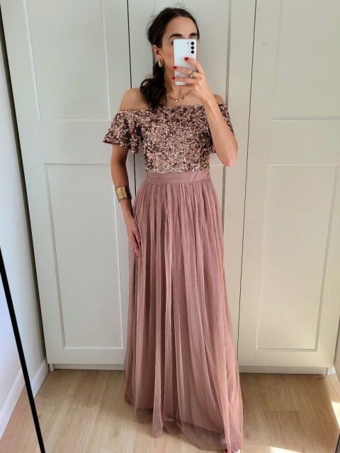 Długa sukienka pudrowy róż zdobiona cekinami