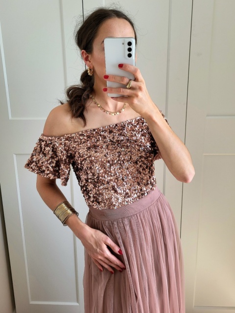 Długa sukienka pudrowy róż zdobiona cekinami