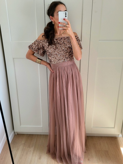 Długa sukienka pudrowy róż zdobiona cekinami