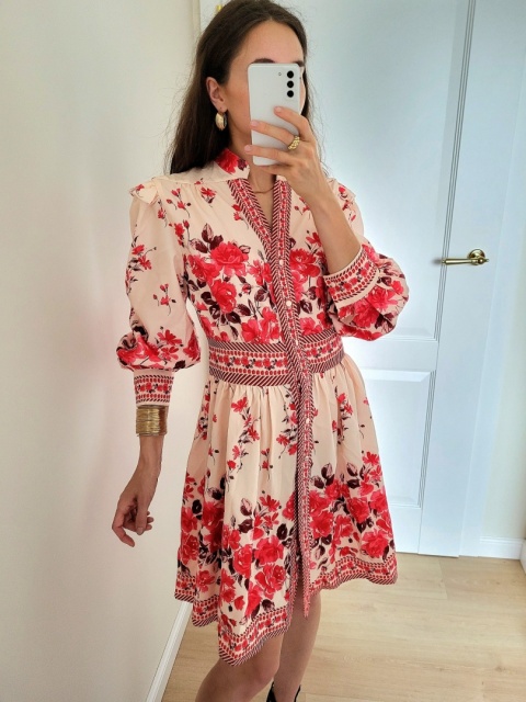 Krótka sukienka w kwiaty z długim rękawem