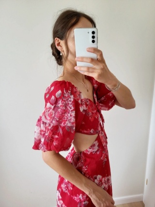 Czerwona szyfonowa sukienka w kwiaty