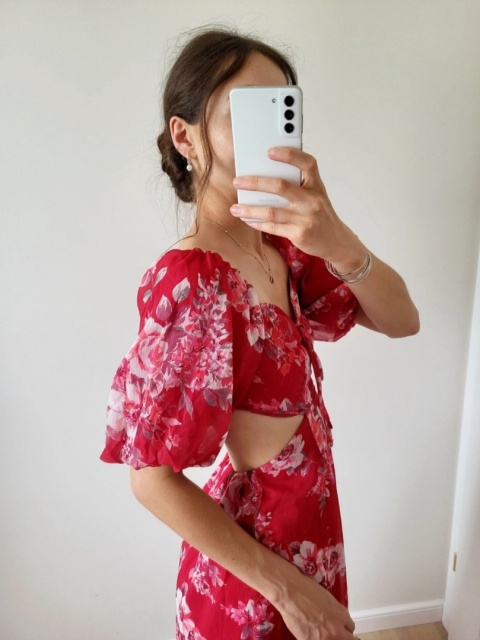 Czerwona szyfonowa sukienka w kwiaty