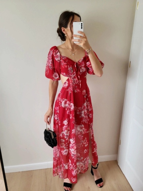 Czerwona szyfonowa sukienka w kwiaty