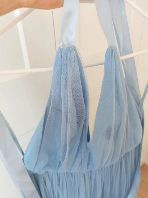 Błękitna tiulowa sukienka maxi z odkrytymi plecami