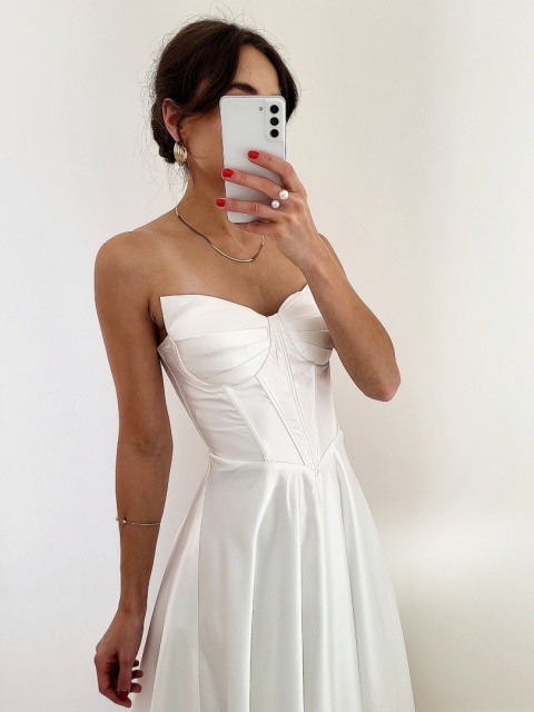 Rozkloszowana suknia ślubna z gorsetem Rebeca