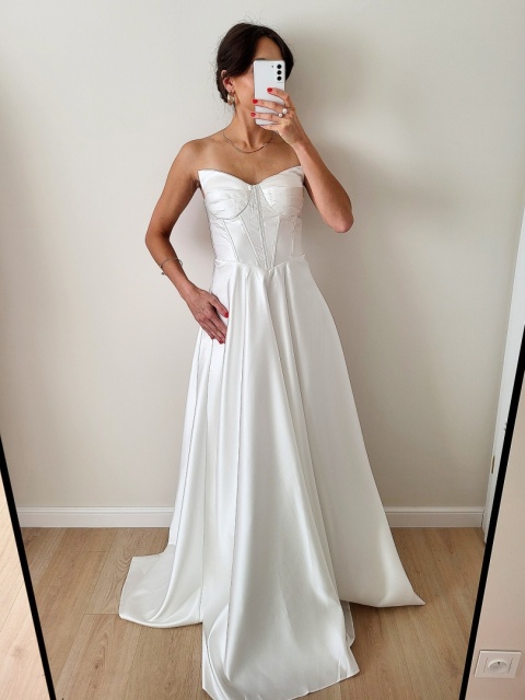 Rozkloszowana suknia ślubna z gorsetem Rebeca